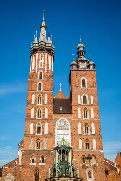 在波兰的克拉科夫市中心圣玛丽大教堂 — 图库照片