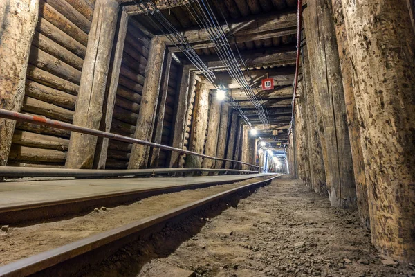 Belysta underjordisk tunnel — Stockfoto