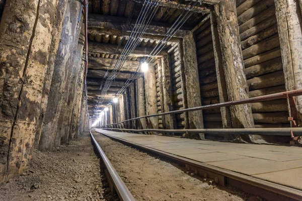 Verlichte ondergrondse tunnel — Stockfoto