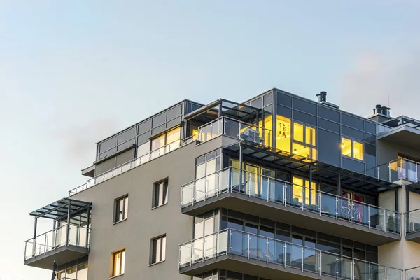 Neue, moderne, städtisch beleuchtete Wohnungen — Stockfoto