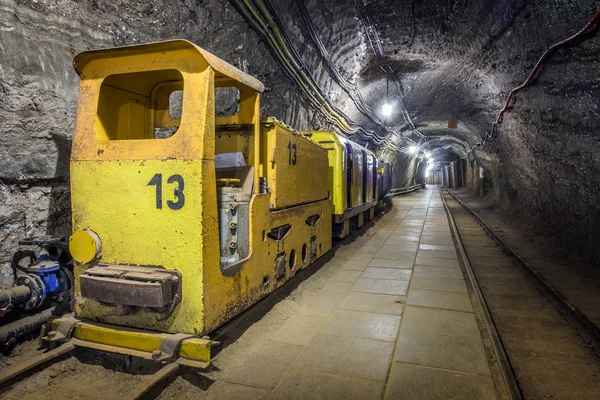 Comboio subterrâneo amarelo de passageiros em uma mina — Fotografia de Stock
