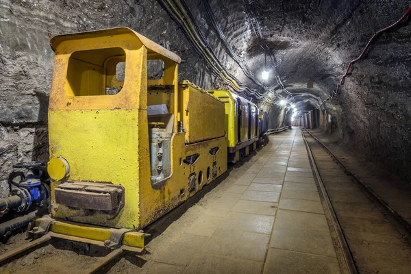 Comboio subterrâneo amarelo de passageiros em uma mina — Fotografia de Stock