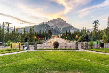 Banff Cascade dağ town, Alberta, Kanada üzerinde yükselen ile ana cadde