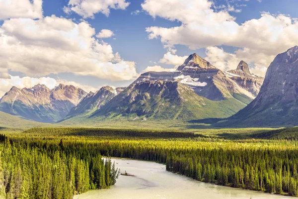 Beautiful landscape of mountains and Athabasca river in Jasper N — Stock Photo, Image