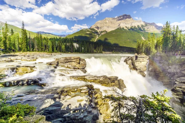 Athabasca vodopády od ledovcových Parkway, národní Park Jasper, — Stock fotografie