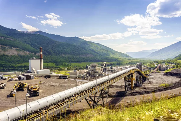 Gran infraestructura industrial entre montañas en Canadá — Foto de Stock