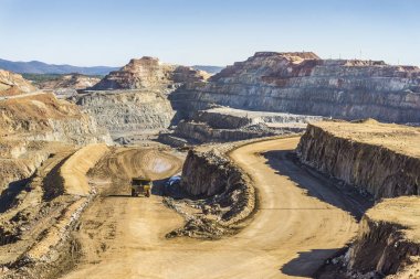 Büyük kamyon modern açık alanda kullanılan benim Minas de Riotinto, çukur ve