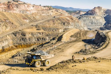 Büyük kamyon modern açık alanda kullanılan benim Minas de Riotinto, çukur ve
