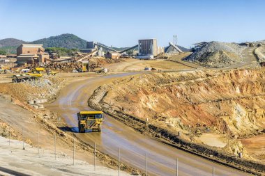 Büyük kamyon modern açık alanda kullanılan benim Minas de Riotinto, çukur ve