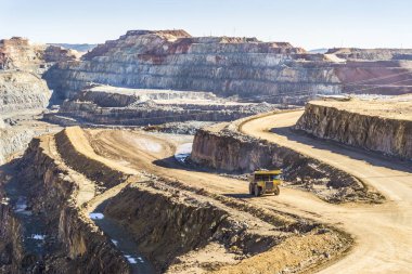 Büyük kamyon modern açık alanda kullanılan benim Minas de Riotinto, çukur ve