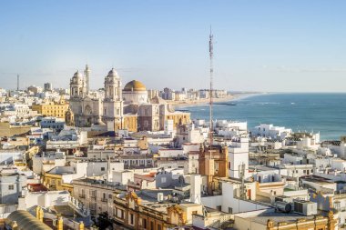 Cityscape Atlantik Okyanusu ile ünlü katedral Cadiz tarafından, 