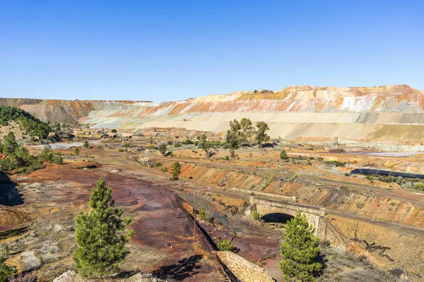 Karge Industrielandschaft in minas de riotinto, Spanien — Stockfoto