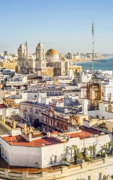 Cityscape by the Atlantic Ocean with famous Cathedral of Cadiz, — Stock Photo, Image