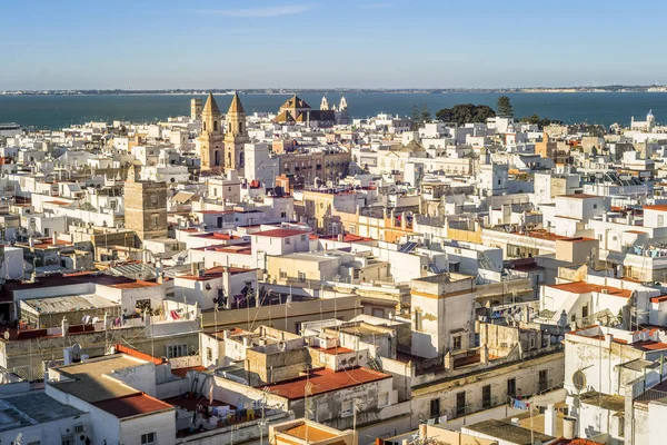 Stadsgezicht van Cadiz omringd door de Atlantische Oceaan, Andalusië, — Stockfoto