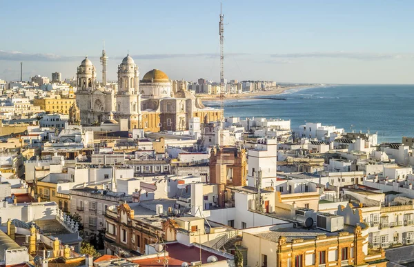 Cityscape by the Atlantic Ocean with famous Cathedral of Cadiz, — Stock Photo, Image