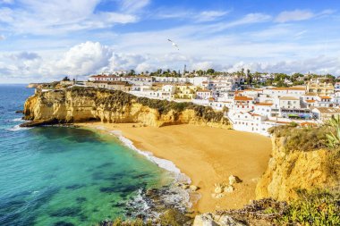 Sandy beach beyaz Carvoeiro mimarisinde arasındaki uçurum, 