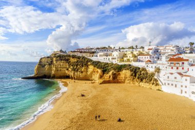 Sandy beach beyaz Carvoeiro mimarisinde arasındaki uçurum, 