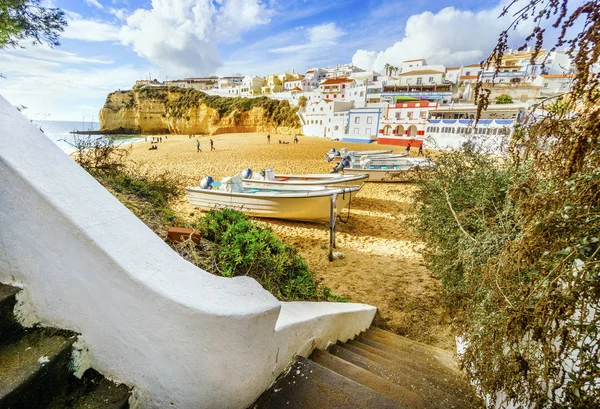 Merdiven kumlu plaja önde gelen kayalıklarla Carvoeiro, Algarve'deki/daki oteller,