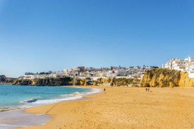 Geniş, kumlu plaj'beyaz şehir adını Albufeira, Algarve, Portekiz