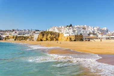 Geniş, kumlu plaj'beyaz şehir adını Albufeira, Algarve, Portekiz