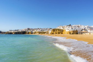 Sandy beach ve kayalıklarla beyaz şehir, Albufeira, Algarve, bağlantı noktası
