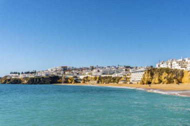 Sandy beach ve kayalıklarla beyaz şehir, Albufeira, Algarve, bağlantı noktası