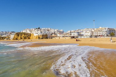Geniş, kumlu plaj'beyaz şehir adını Albufeira, Algarve, Portekiz