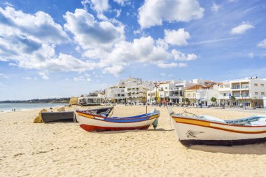 Balıkçı tekneleri kumlu plajda Armacao de Pera, Algarve, Po