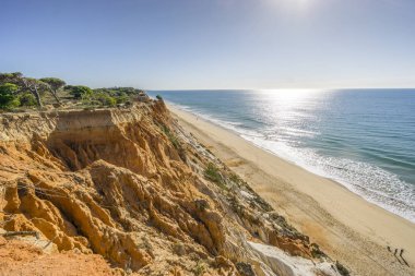 Güzel Falesia beach Atlantik Okyanusu, Albu tarafından yüksek kayalıklarla ile