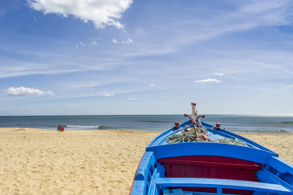 Blau, Fischerboot am Strand in armacao de pera, Algarve, Portugal — Stockfoto