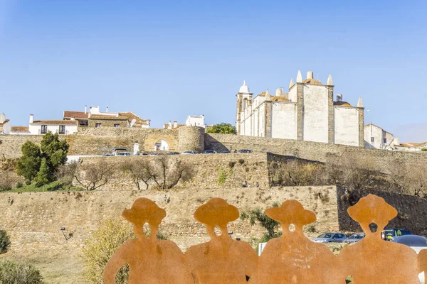 Cathedral, city walls and Monument of Homage to Alentejo Singers — Stock Photo, Image