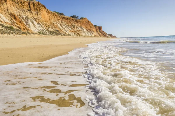 Schöner falesien strand mit hohen klippen am atlantik, albu — Stockfoto