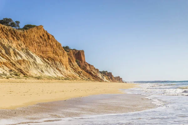 Hermosa playa de Falesia con altos acantilados por el Océano Atlántico, Albu — Foto de Stock