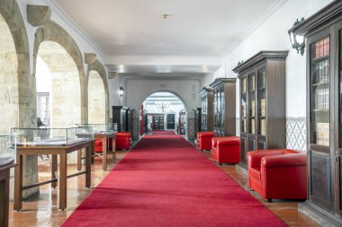 Üniversitede kitap rafları ve koltukları olan boş koridor 
