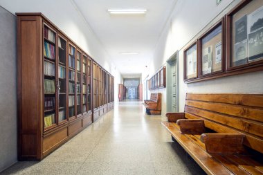 Üniversitede kitap rafları olan boş koridor