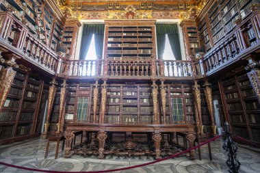 Portekiz 'in tarihi Coimbra Üniversitesi' nde kütüphane içi.
