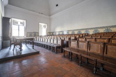 Eski üniversitede boş oditoryum