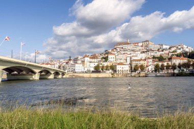 Portekiz 'in tepedeki güzel Coimbra kasabası.