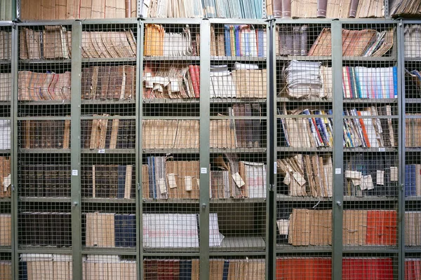 Bokhyllor med massor av gamla böcker — Stockfoto
