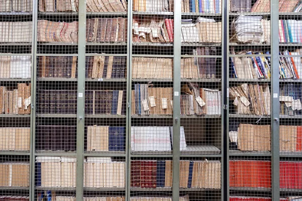 Bokhyllor med massor av gamla böcker — Stockfoto