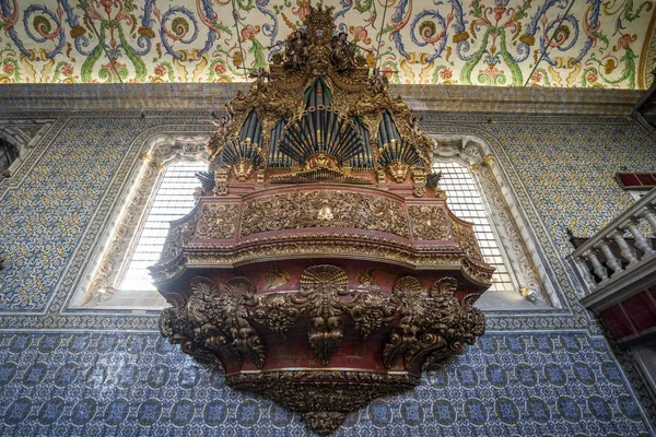 Enorme órgano en la capilla de Sao Miguel en la Universidad de Coimbra, Portug —  Fotos de Stock