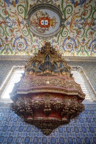 Enorme órgano en la capilla de Sao Miguel en la Universidad de Coimbra, Portug —  Fotos de Stock