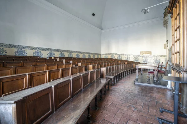 Eski üniversitede boş oditoryum