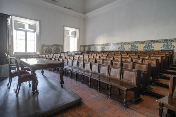 Auditório vazio na antiga universidade — Fotografia de Stock