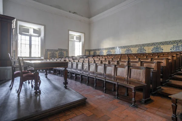 Auditório vazio na antiga universidade — Fotografia de Stock