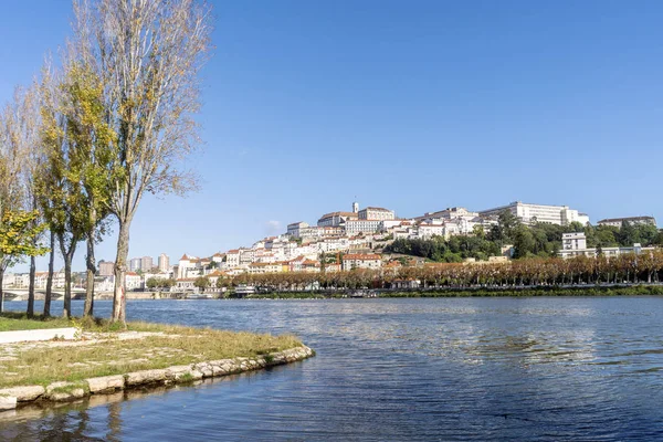 Cidade velha bonita de Coimbra localizada na colina, Portugal — Fotografia de Stock