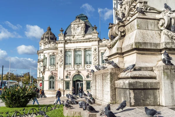Tauben vor der Bank des portugiesischen Gebäudes, coimbra, portugal — Stockfoto