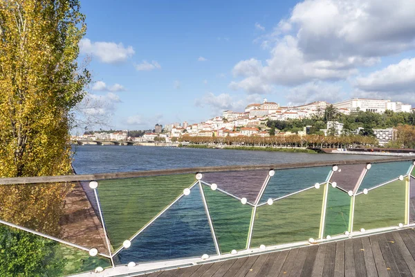 Коимбра с пешеходного моста Педро и Инес, Португалия — стоковое фото