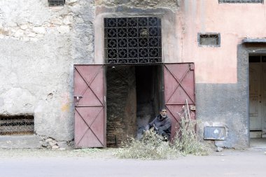 Fas 'ın eski Marakeş şehrinin evinde kömür üreten adam.