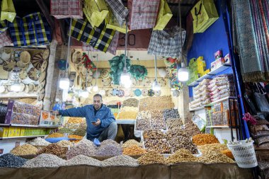 Arap dükkanında tahıllar, kuru meyveler, fındıklar ve çantalar var.